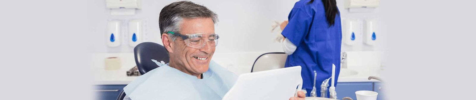 Paciente sonriendo después de su tratamiento con implantes