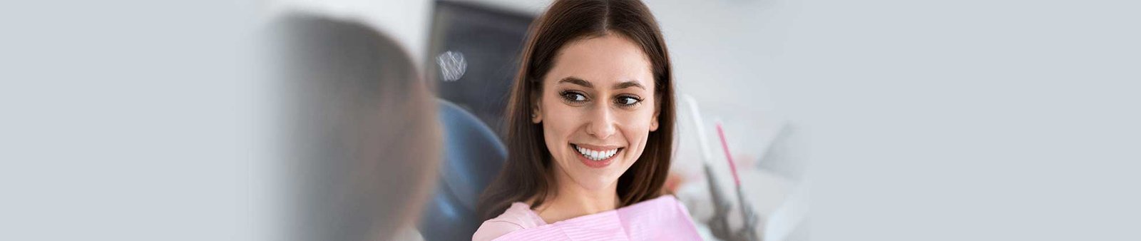 Paciente sonriendo después de recibir un puente dental