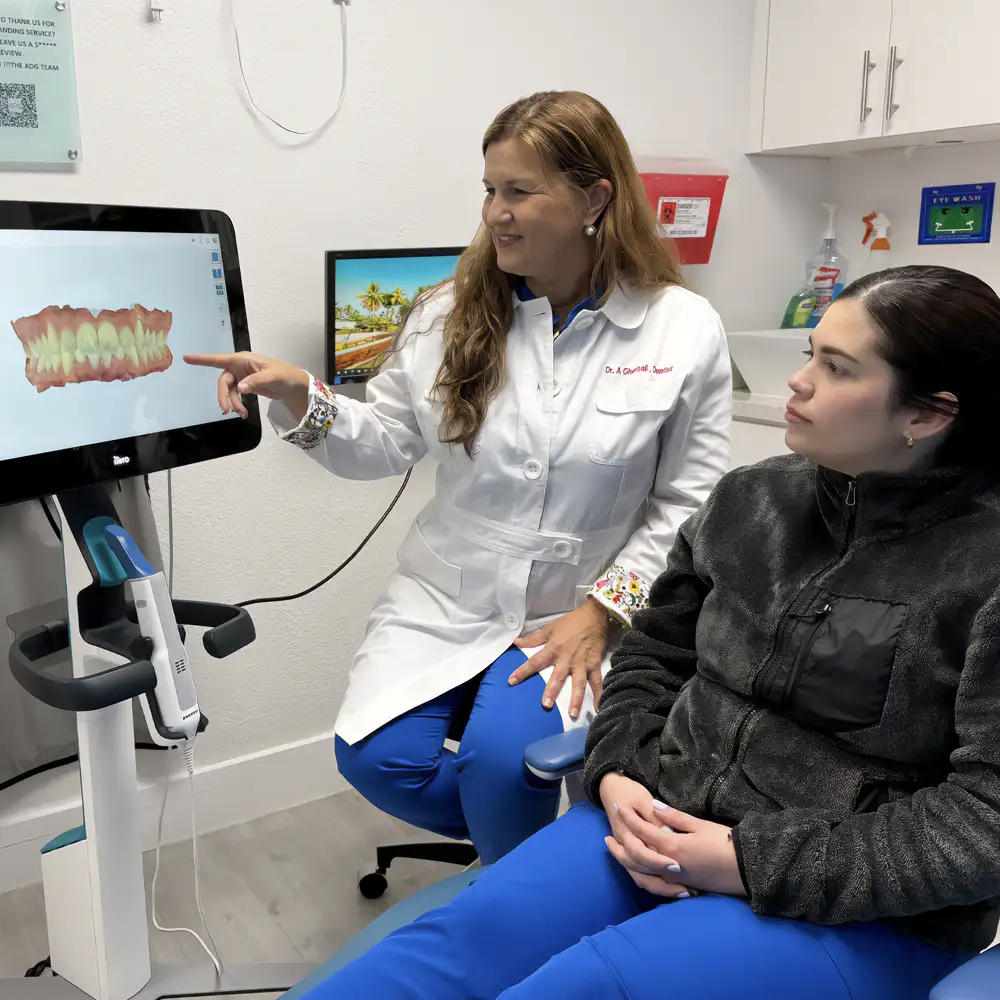 La Dra. Gherbali revisa un escaneo digital con una paciente